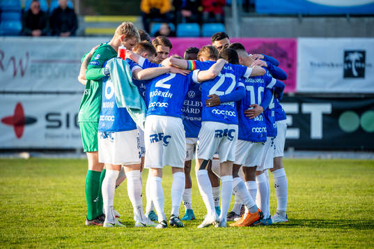 Trelleborgs spelare innan fotbollsmatchen i Superettan