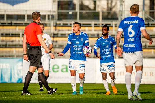 Trelleborgs Haris Brkic och domare Oscar Johnson