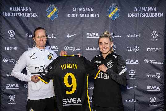 Sportchef Anne Mäkinen och nyförvärvet Remy Siemsen