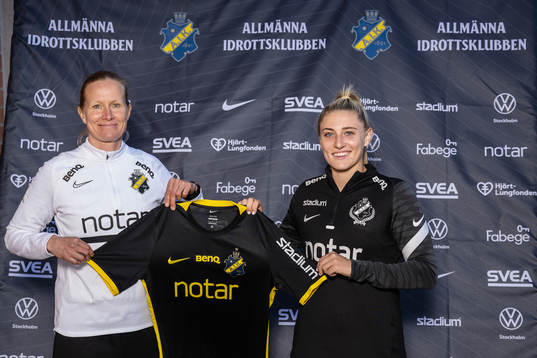 Sportchef Anne Mäkinen och nyförvärvet Remy Siemsen