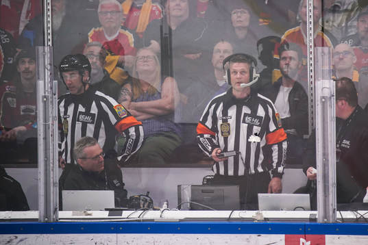 Domare Linus Öhlund (tv) vid en videogranskning