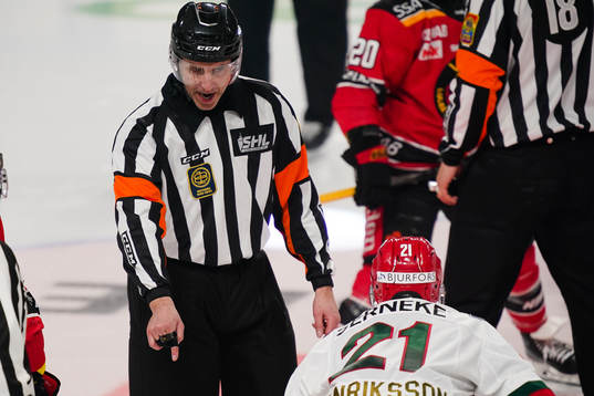 Domare Linus Öhlund skriker åt Frölundas Karl Henriksson