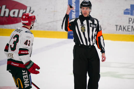 Frölundas Michael Spacek och domare Linus Öhlund
