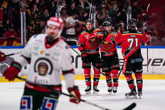 Luleås Linus Omark jublar med lagkamrater