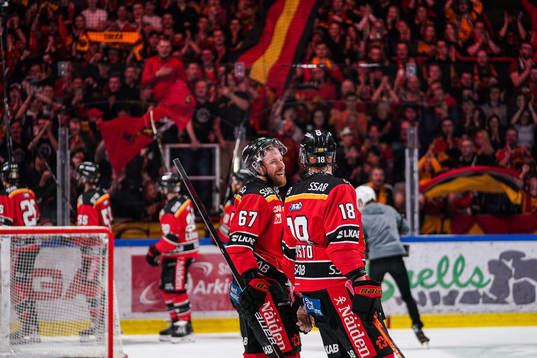 Luleås Linus Omark och Sami Lepistö jublar