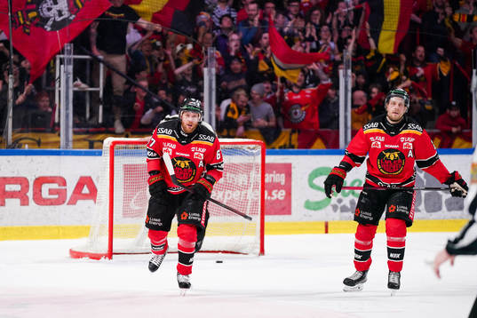 Luleås Linus Omark och Juhani Tyrväinen jublar