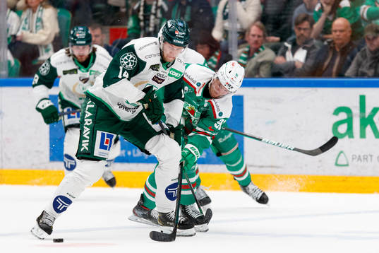Färjestads Victor Ejdsell och Rögles Adam Tambellini