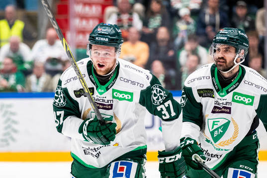Färjestads Adam Ginning jublar