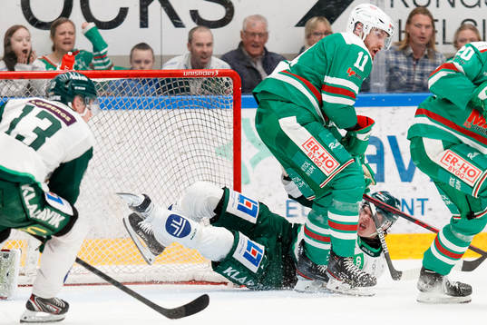 Färjestads Albert Johansson ramlar i Rögles målområde