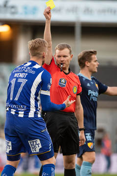 IFK Göteborgs Oscar Wendt reagerar mot domare Fredrik