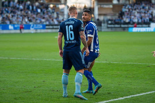Djurgårdens Victor Edvardsen i diskussion med IFK