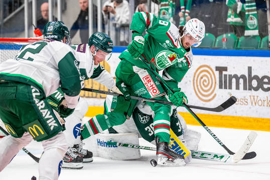 Rögles Dennis Everberg med pucken på skridskon