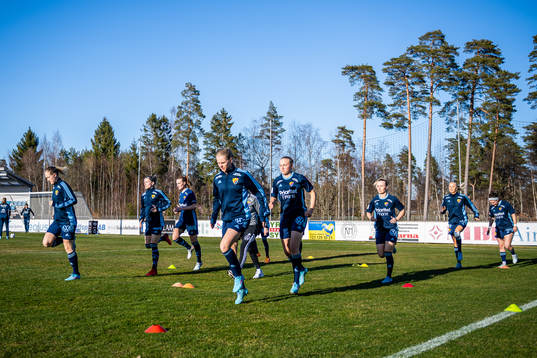 Djurgårdens spelare värmer upp