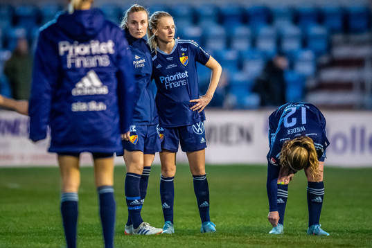Djurgårdens Nellie Lilja deppar tilslammans med lagkamrater