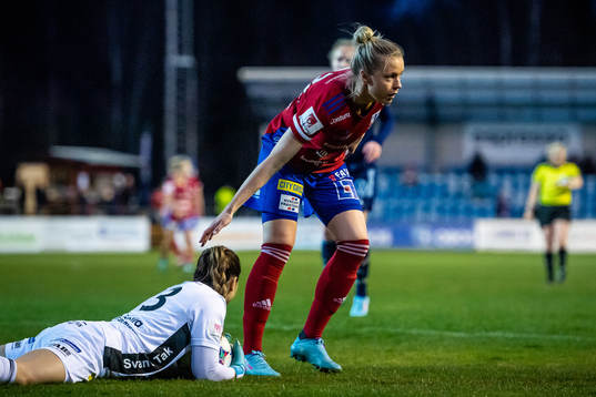 Vittsjös Kajsa Lind klappar om målvakt Sabrina D`Angelo