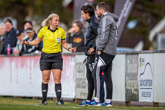 Domare Sara Persson i samtal med Djurgårdens tränare