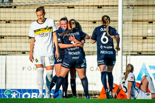 Rosengårds Stefanie Sanders jublar med lagkamraterna