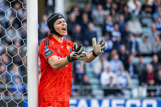 Djurgårdens målvakt Jacob Widell Zetterström reagerar