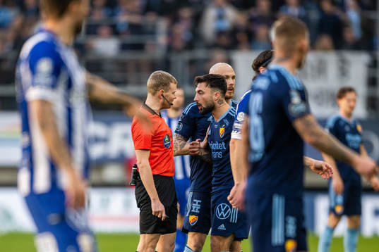 Djurgårdens Sead Haksabanovic reagerar mot domare Fredrik