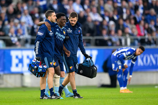 Djurgårdens Joel Asoro lämnar planen skadad