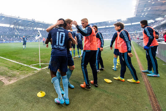 Djurgårdens Joel Asoro jublar med lagkamrater