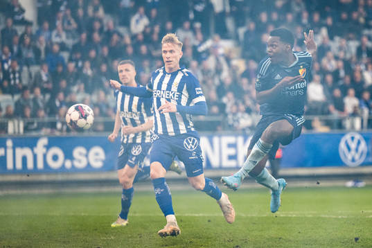IFK Göteborgs Oscar Wendt ser Djurgårdens Joel Asoro