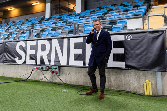 IFK Göteborgs tränare Mikael Stahre pratar i telefon