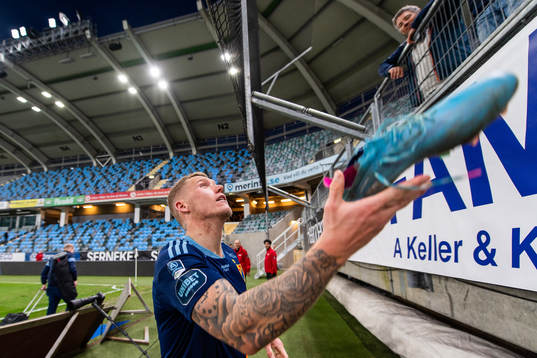 Djurgårdens Victor Edvardsen kastar upp sina skor till en