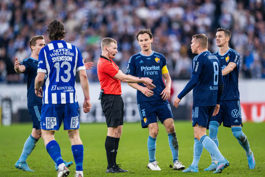 Djurgårdens Elias Andersson reagerar mot domare Fredrik