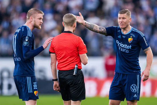 Djurgårdens Kalle Holmberg och Victor Edvardsen reagerar