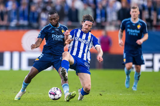 Djurgårdens Emmanuel Banda och IFK Göteborgs Gustav