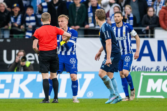 domare Fredrik Klitte varnar IFK Göteborgs Oscar Wendt
