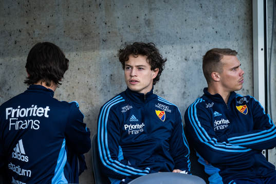 Djurgårdens Leo Cornic och Elias Andersson på bänken
