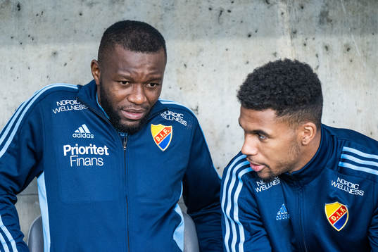 Djurgårdens Emmanuel Banda och Isak Hien på bänken