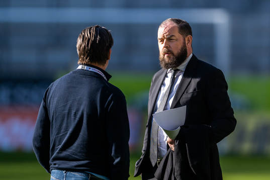 Djurgårdens sportchef Bosse Andersson pratar med
