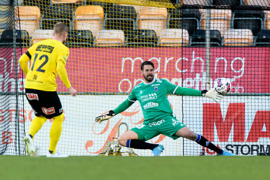 Mjällbys David Löfquist gör 1-0 på straff