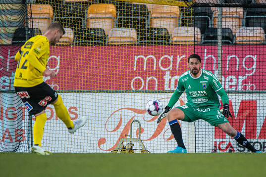 Mjällbys David Löfquist  gör 1-0 på straff