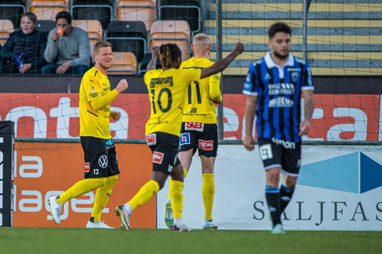 Mjällbys David Löfquist  jublar