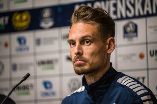 Sirius tränare Daniel Bäckström deppar