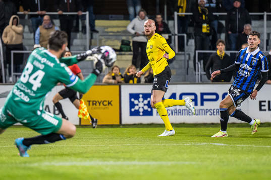 Mjällbys Adam Ståhl och Sirius målvakt Tommi Vaiho