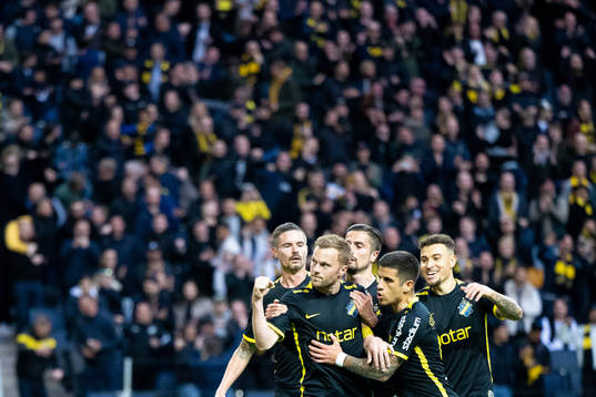 s Sebastian Larsson jublar