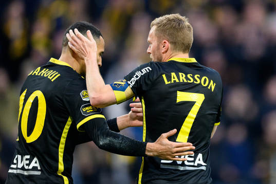 s Nabil Bahoui och Sebastian Larsson jublar