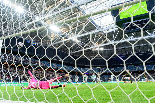s Sebastian Larsson gör 1-0 på straff bakom Varbergs