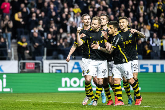 s Sebastian Larsson jublar