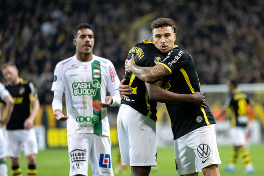 s Benjamin Mbunga Kimpioka och Jordan Larsson jublar