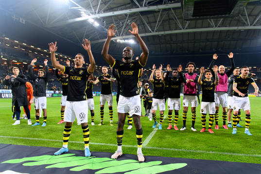 s Bilal Hussein och Benjamin Mbunga Kimpioka jublar