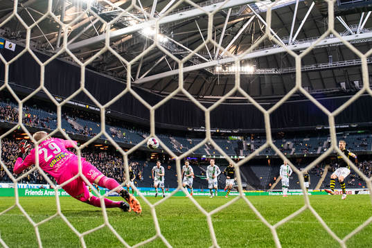 s Sebastian Larsson gör 1-0 bakom Varbergs målvakt