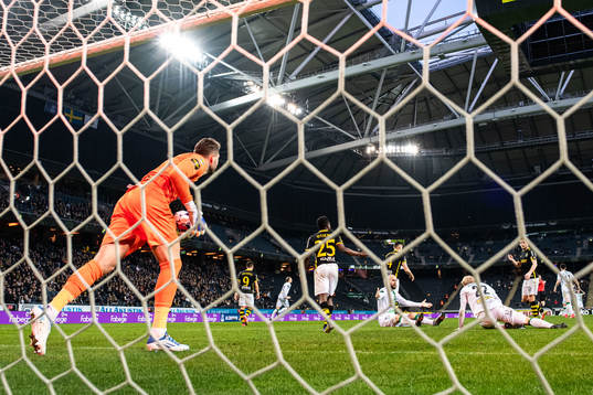 Varbergs André Boman gör 1-1 som senare döms bort bakom