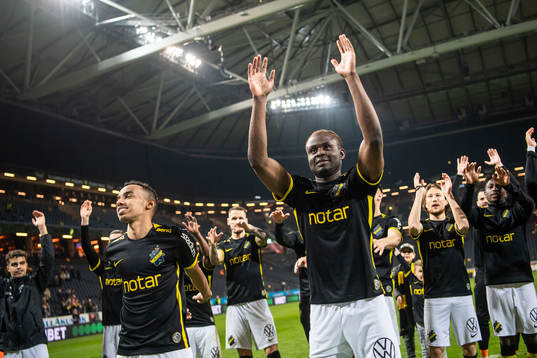 s Bilal Hussein och Benjamin Mbunga Kimpioka jublar