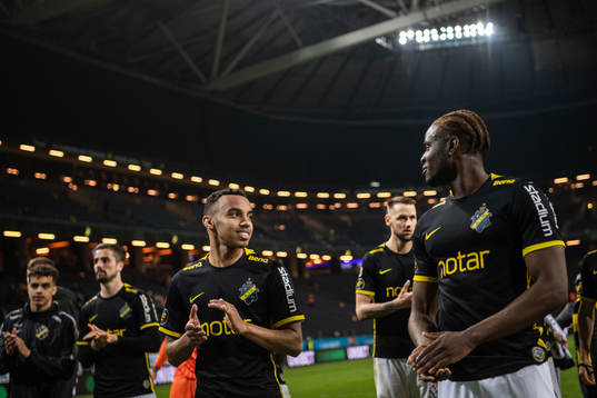 s Bilal Hussein och Benjamin Mbunga Kimpioka jublar